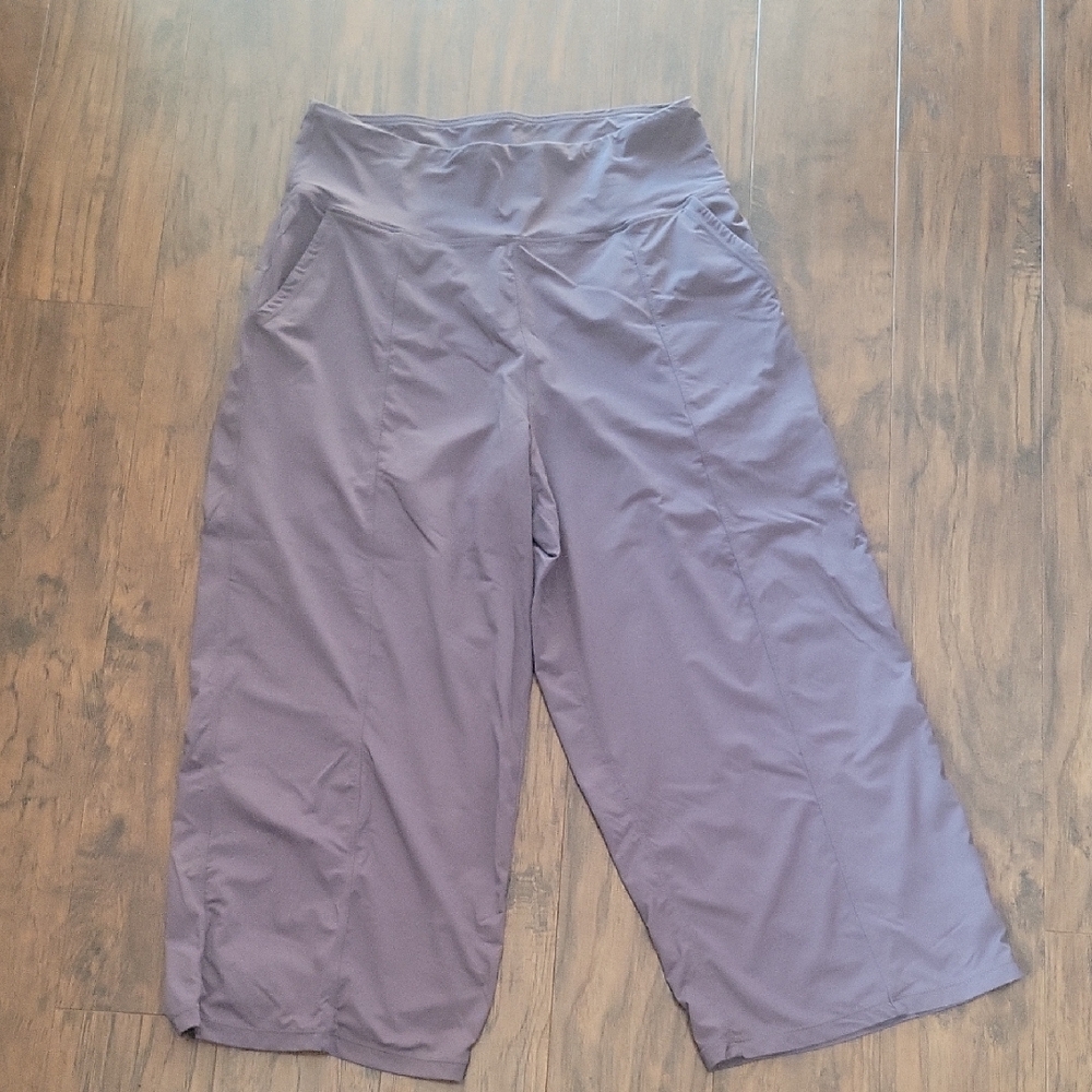 Wide-Leg Active Crop Pants in Grey